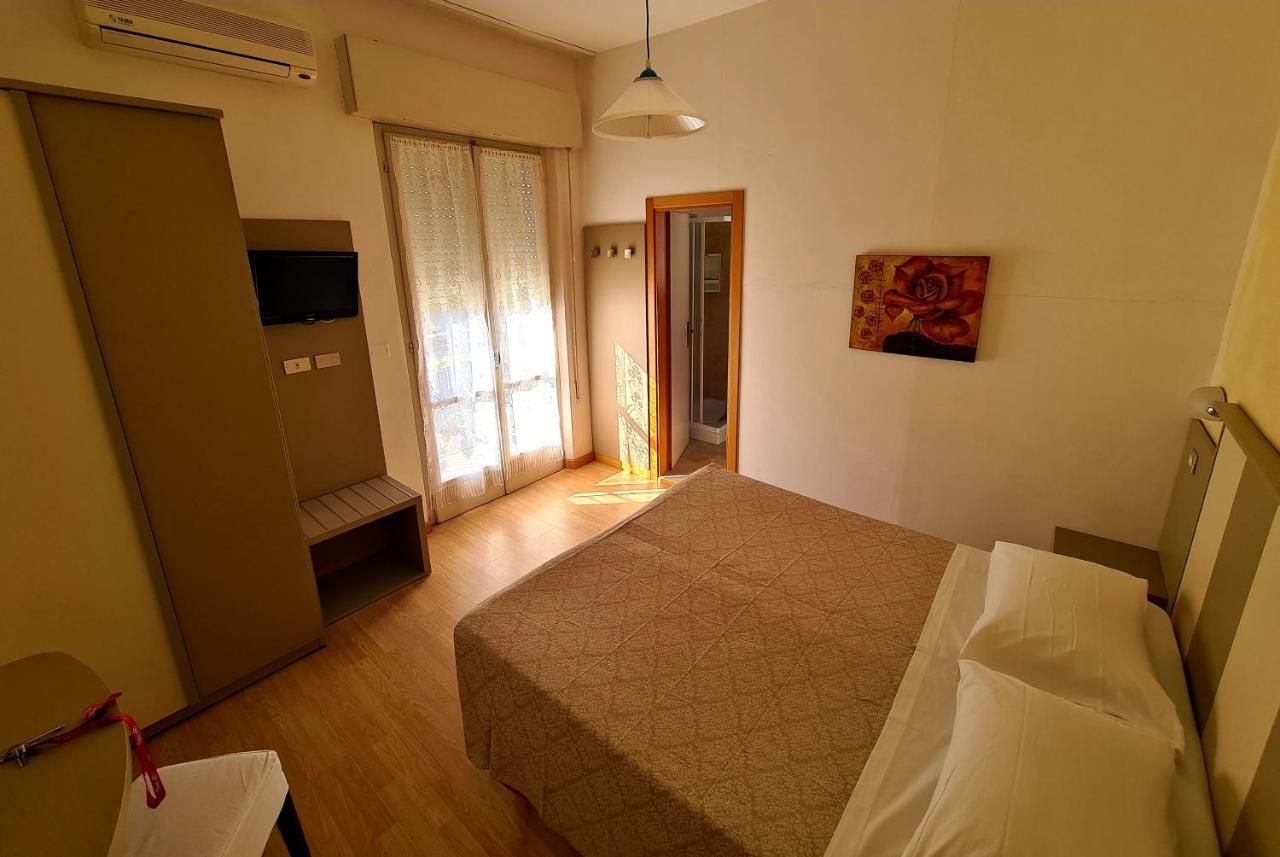 Hotel Camelia Римини Экстерьер фото
